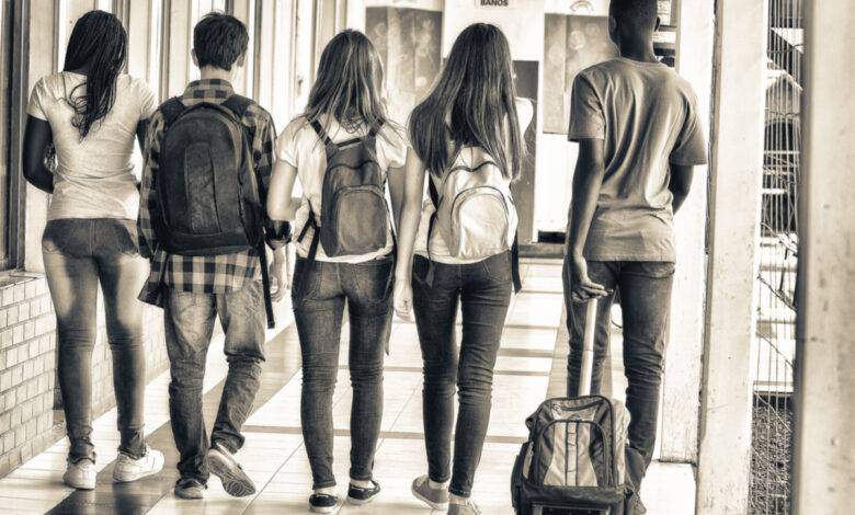 un groupe d'adolescents marchant pour aller à l'école