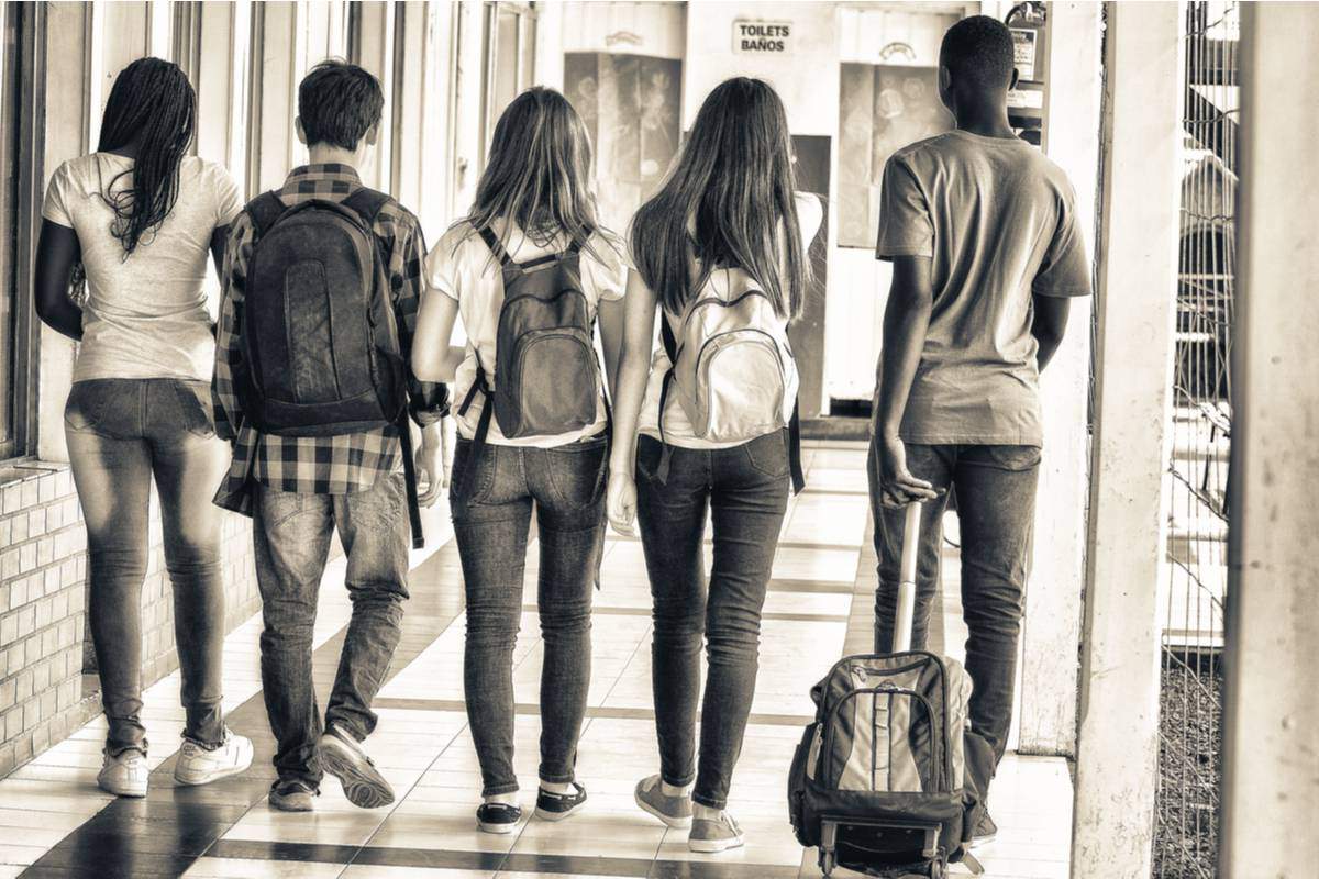 un groupe d'adolescents marchant pour aller à l'école