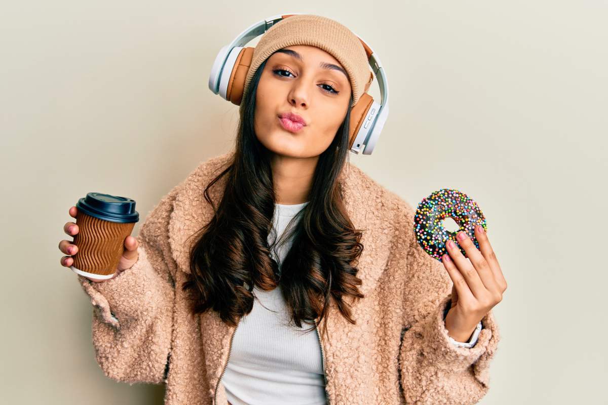 jeune femme buvant un café