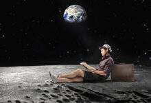 Jeune homme assis sur la Lune et lisant un livre