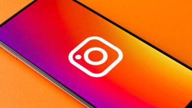 Un téléphone avec le logo Instagram