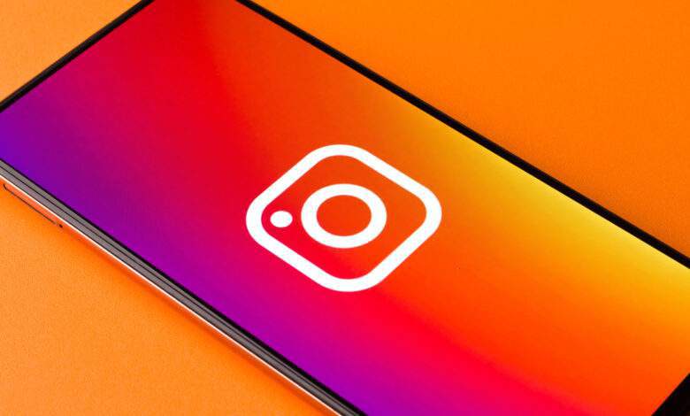 Un téléphone avec le logo Instagram