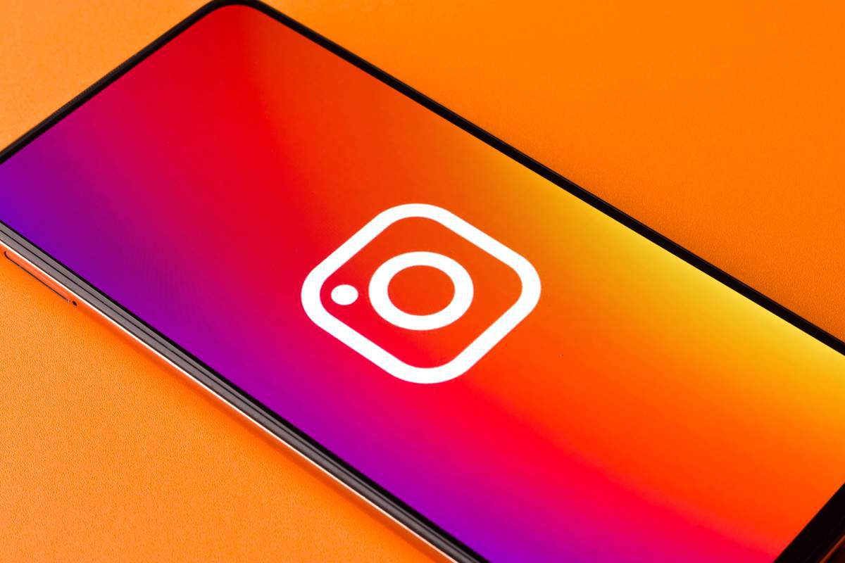 Un téléphone avec le logo Instagram