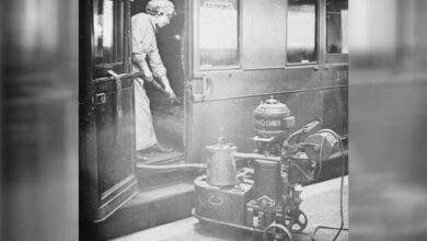 Nettoyage des banquettes d'une voiture de chemin de fer, à Londres en 1918.