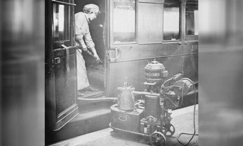 Nettoyage des banquettes d'une voiture de chemin de fer, à Londres en 1918.