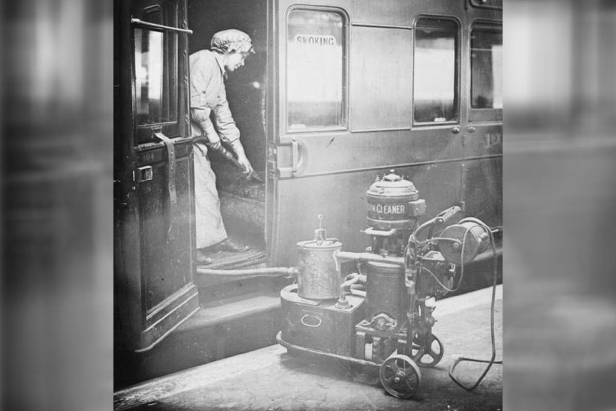 Nettoyage des banquettes d'une voiture de chemin de fer, à Londres en 1918.