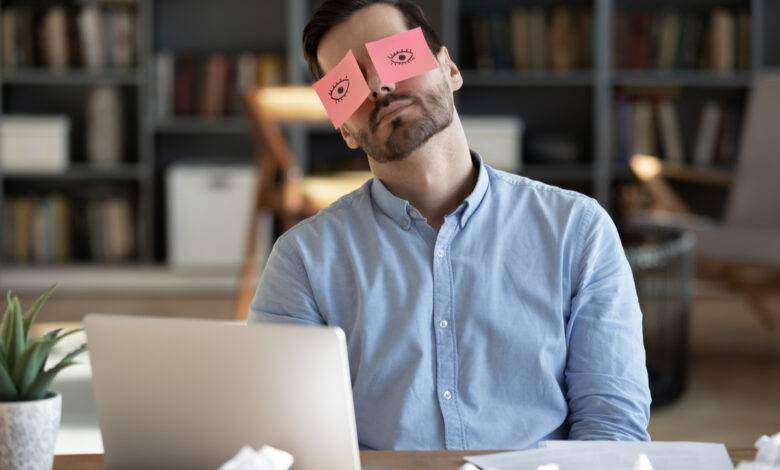 Homme d'affaires fatigué épuisé