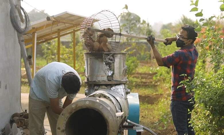 Vidyut Mohan (Inde) a cofondé Takachar, qui construit des équipements de valorisation de la biomasse abordables et portables, permettant aux agriculteurs de gagner un revenu supplémentaire et d'empêcher le brûlage à l'air libre en convertissant les déchets de récolte en carburants, engrais et charbon actif.