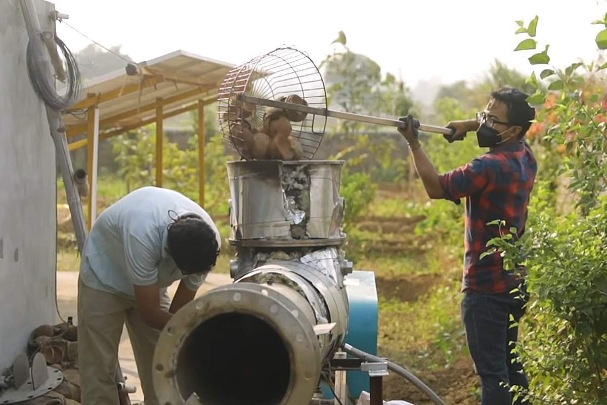 Vidyut Mohan (Inde) a cofondé Takachar, qui construit des équipements de valorisation de la biomasse abordables et portables, permettant aux agriculteurs de gagner un revenu supplémentaire et d'empêcher le brûlage à l'air libre en convertissant les déchets de récolte en carburants, engrais et charbon actif.