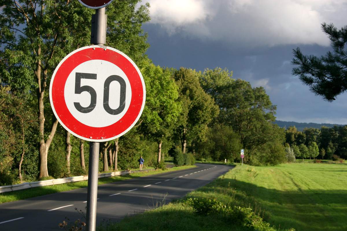 Un panneau de limitation à 50km/h.