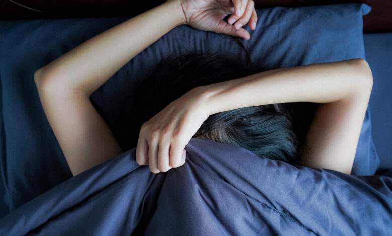 Vue de dessus sur une femme dormant dans le lit