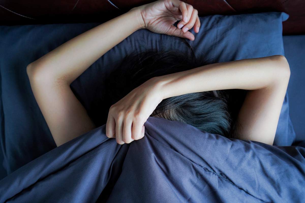 Vue de dessus sur une femme dormant dans le lit