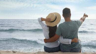 Couple regardant la mer