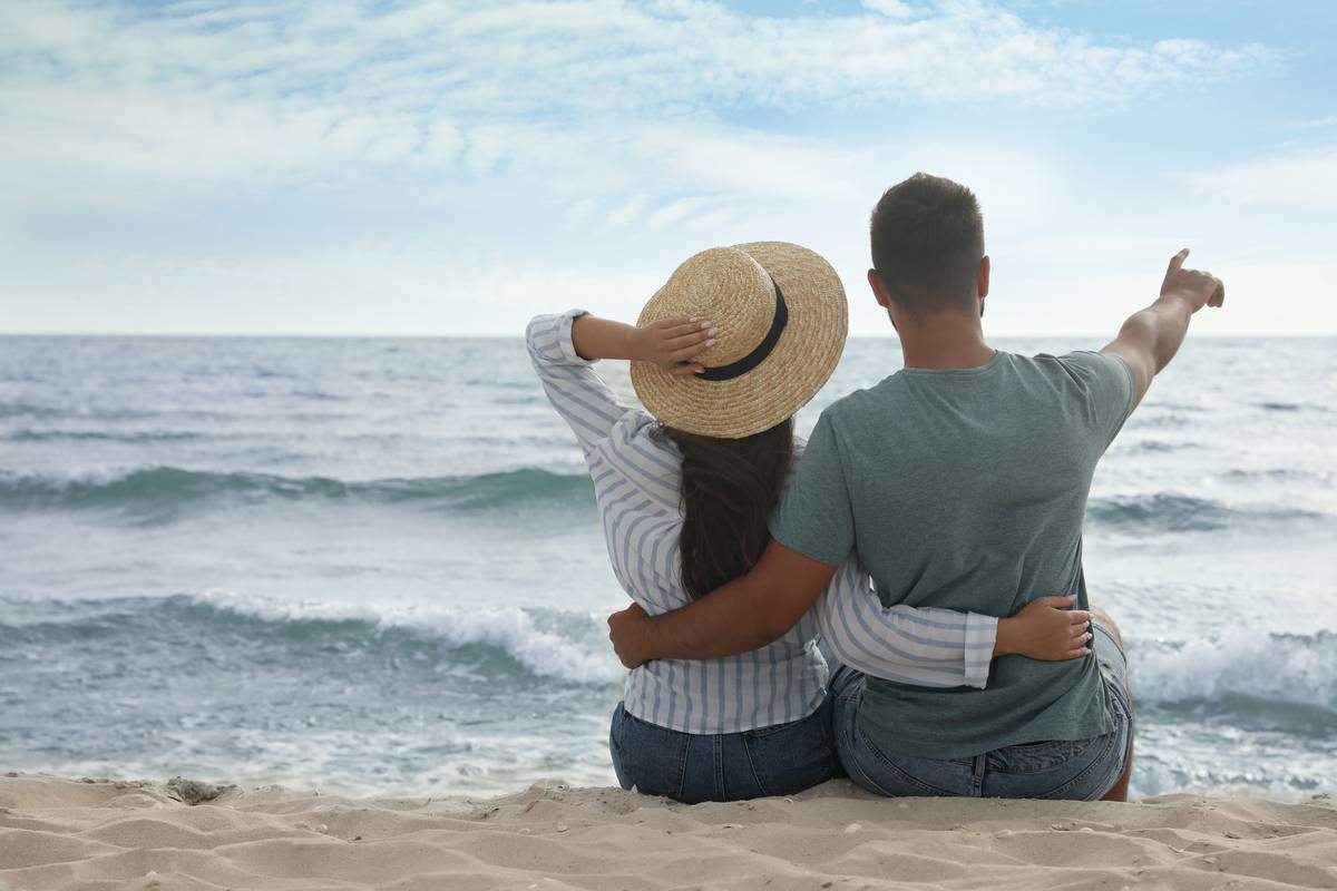 Couple regardant la mer