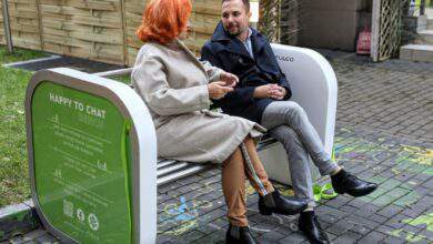 Banc de discussion peint de vert et de gris