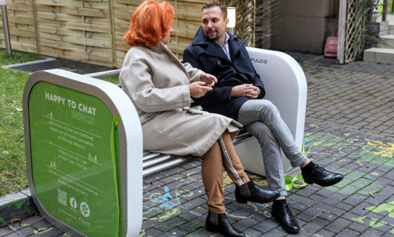 Banc de discussion peint de vert et de gris