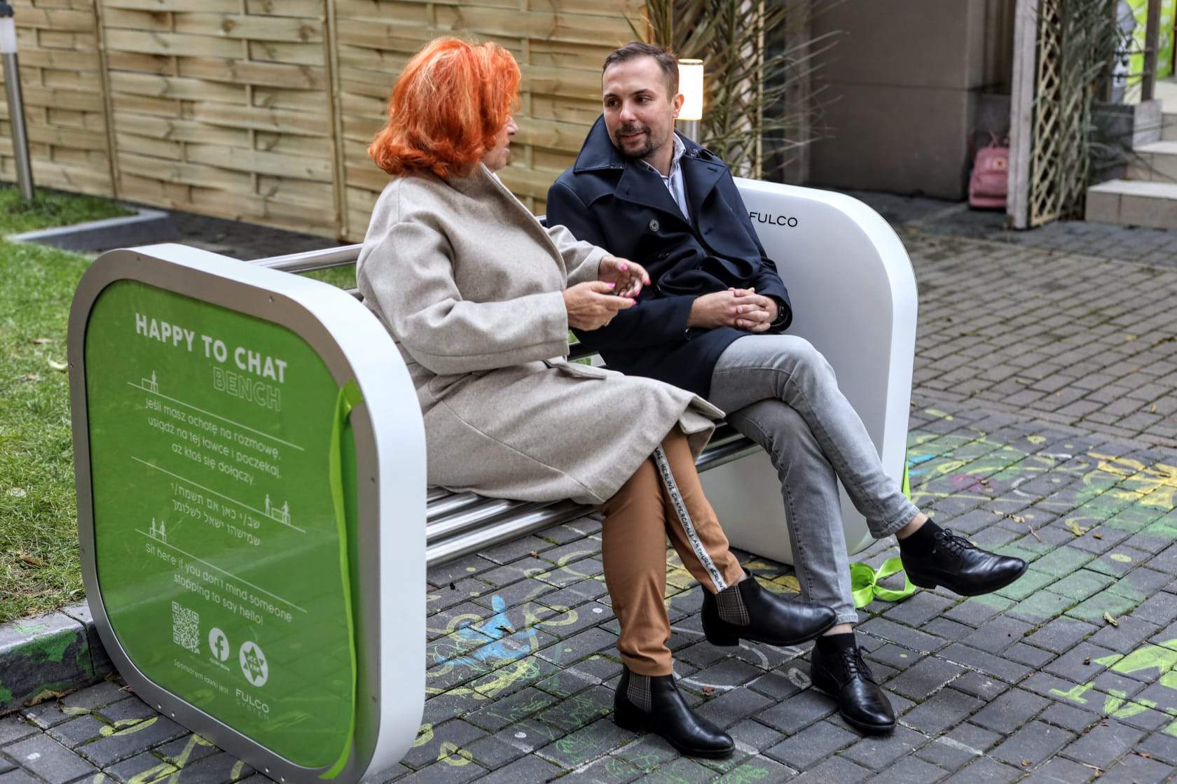 Banc de discussion peint de vert et de gris