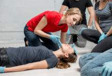 Jeune femme instructrice montrant les gestes de premiers secours
