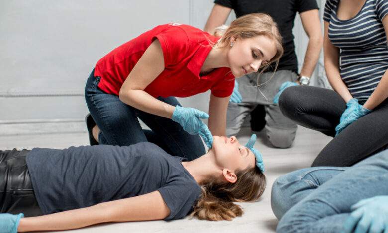 Jeune femme instructrice montrant les gestes de premiers secours