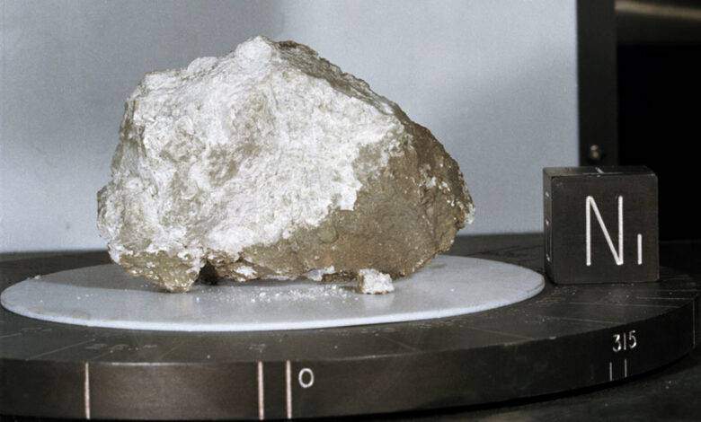 Pierre lunaire ramenée par la mission Apollo 15 au Lunar Sample Laboratory Facility.