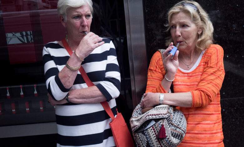 Femmes vapotant dans la rue