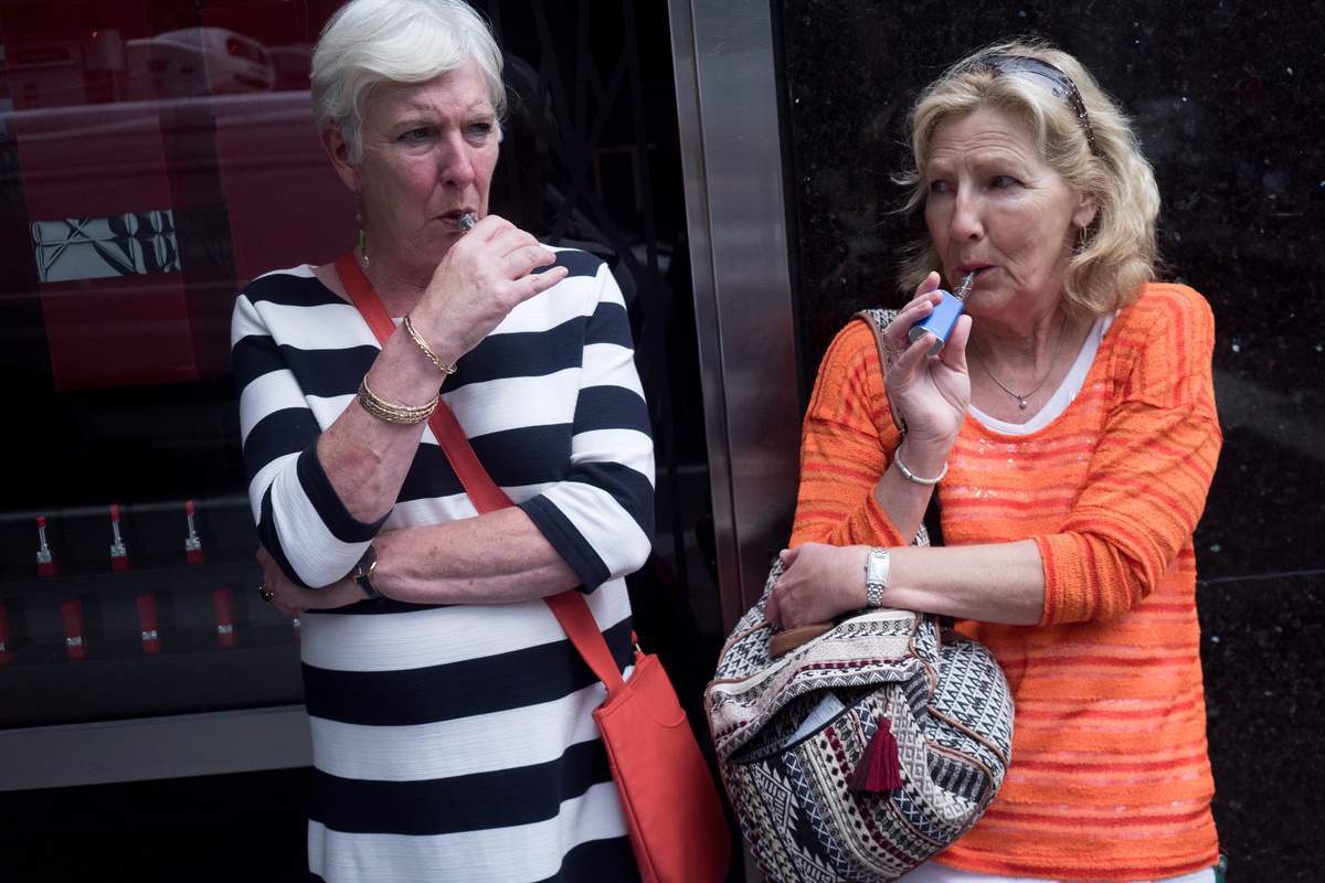 Femmes vapotant dans la rue