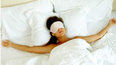 Une femme qui porte un masque pour mieux dormir