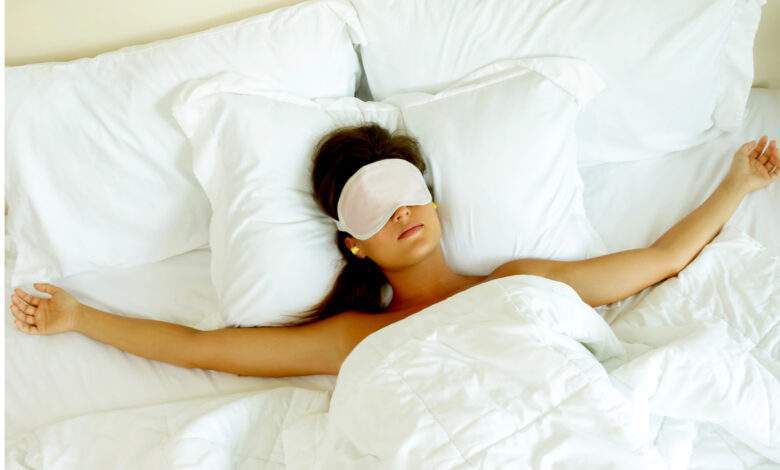 Une femme qui porte un masque pour mieux dormir