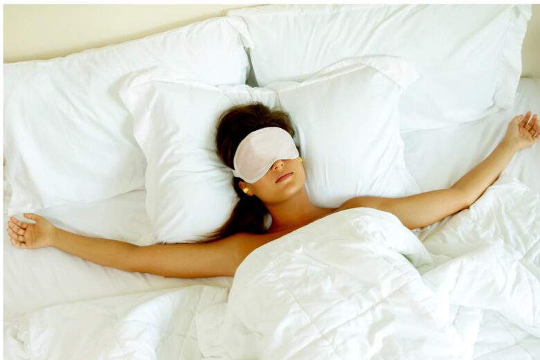 Une femme qui porte un masque pour mieux dormir