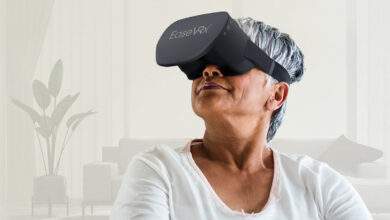 Une femme âgée avec un casque de réalité virtuelle