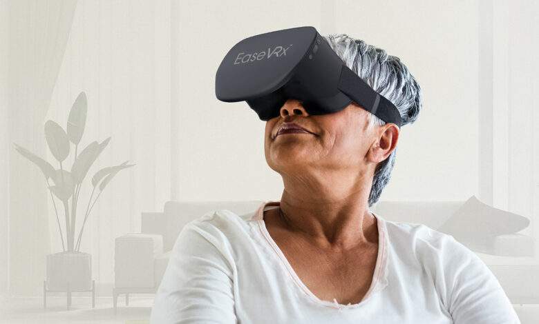 Une femme âgée avec un casque de réalité virtuelle