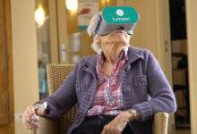 Unegrand mère avec un casque de réalité virtuelle
