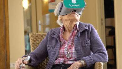 Unegrand mère avec un casque de réalité virtuelle