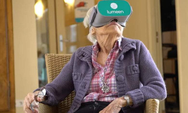 Unegrand mère avec un casque de réalité virtuelle