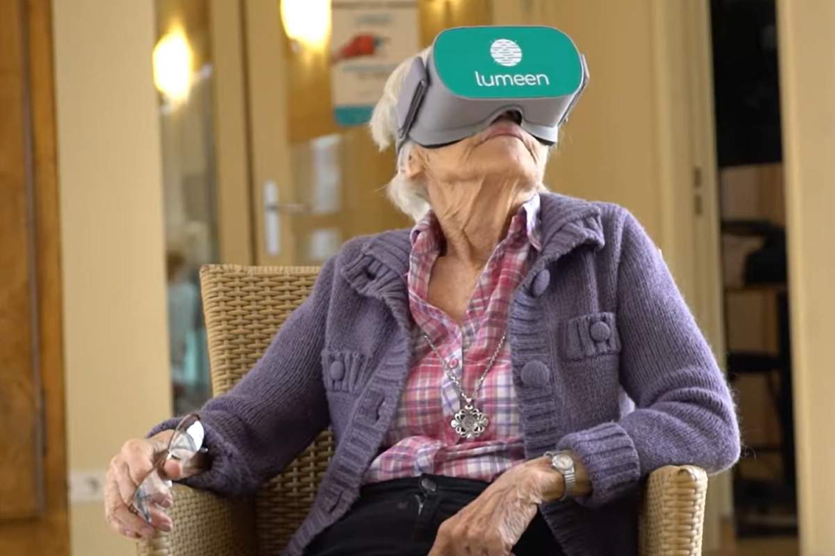 Unegrand mère avec un casque de réalité virtuelle