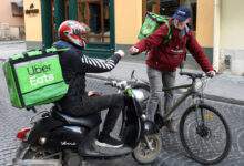 Un livreur uber eats en vélo électrique.