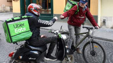 Un livreur uber eats en vélo électrique.