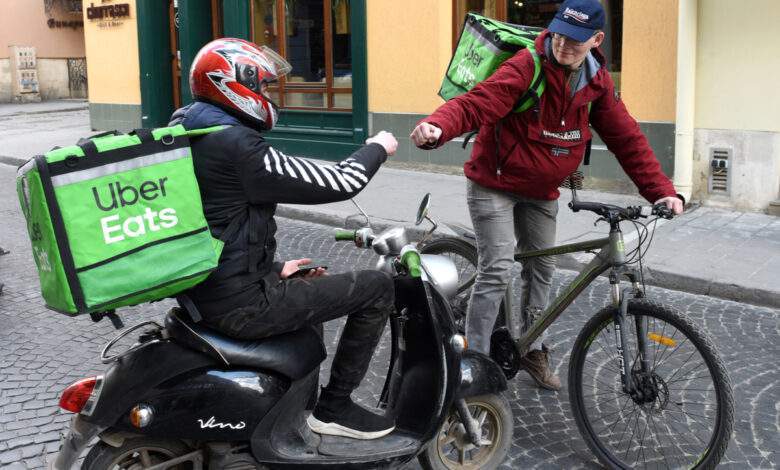 Un livreur uber eats en vélo électrique.