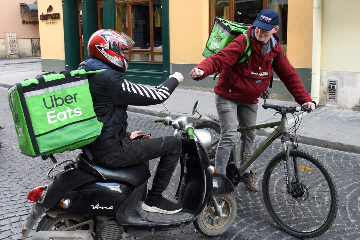 Un livreur uber eats en vélo électrique.