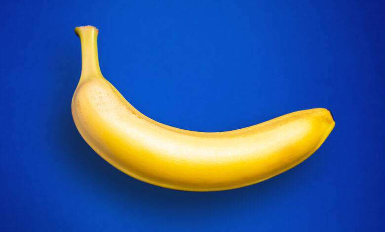 banane sur fond bleu.