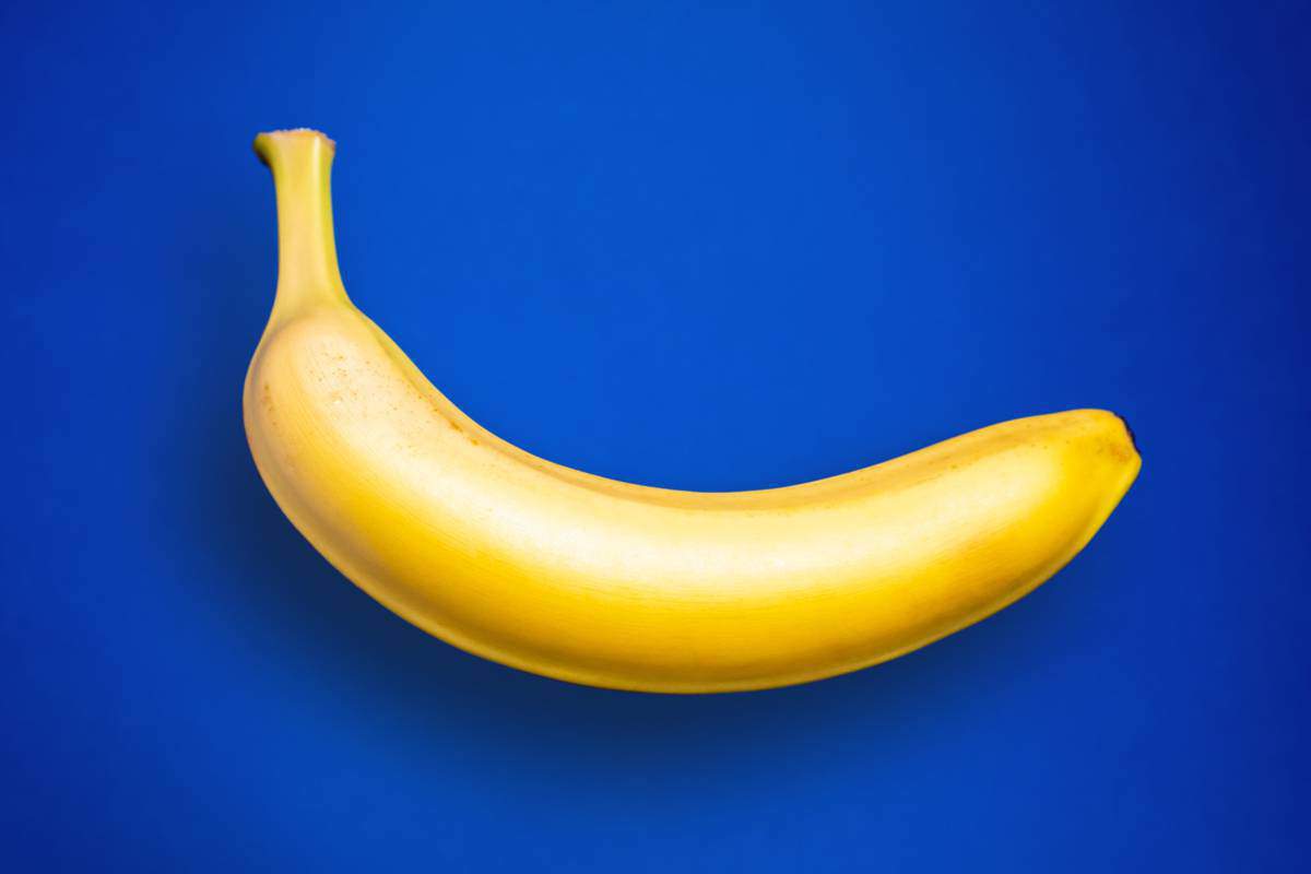 banane sur fond bleu.