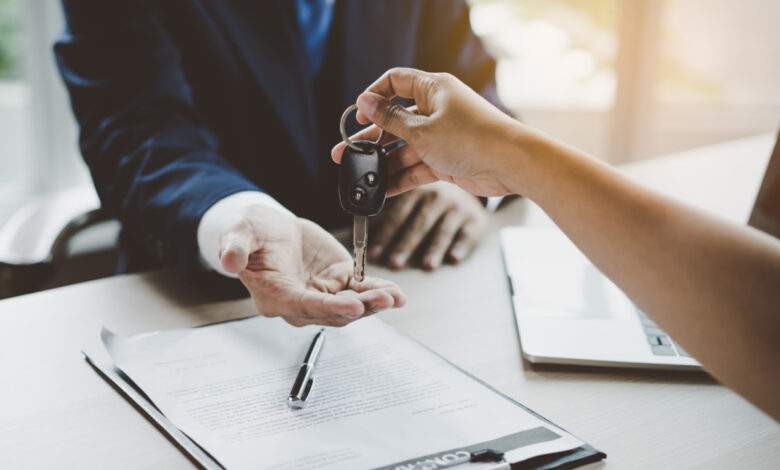 Une femme achète une voiture