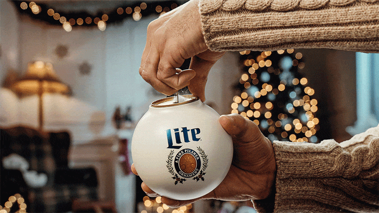 Cette marque de bière propose des boules de Noël remplies de.... biere !
