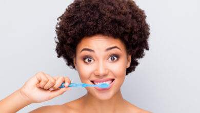 Faut-il mouiller sa brosse à dents avant ou après le dentifrice ?