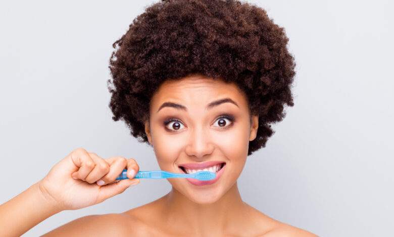 Faut-il mouiller sa brosse à dents avant ou après le dentifrice ?