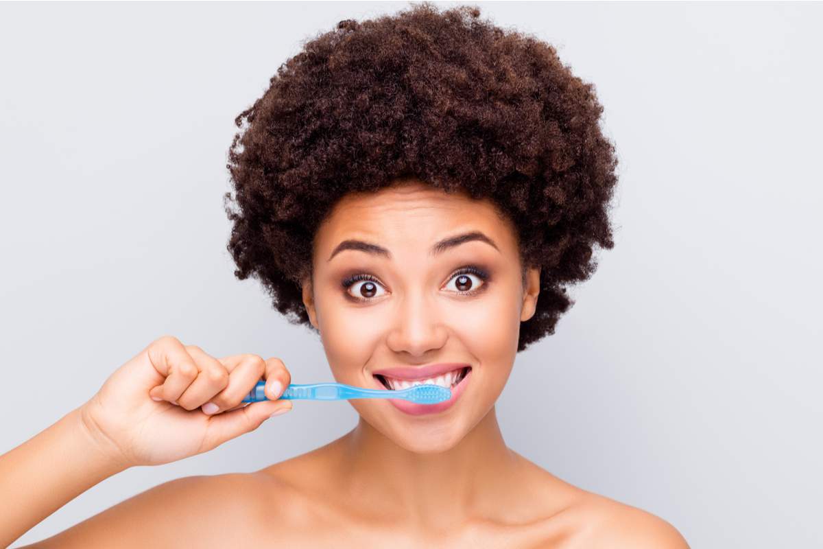 Faut-il mouiller sa brosse à dents avant ou après le dentifrice ?
