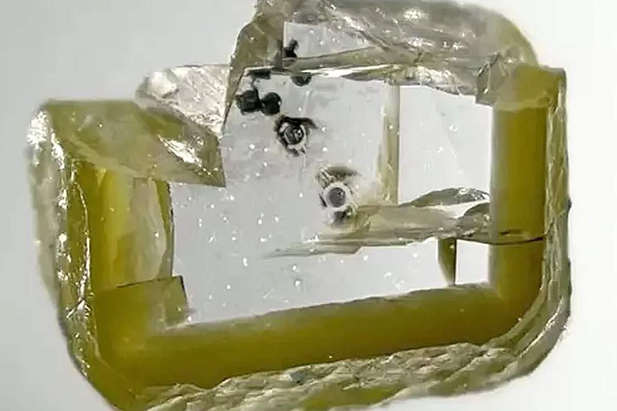 Des cristaux de davemaoïte enfermés dans un diamant. (Aaron Celestian - Natural History Museum of Los Angeles County)