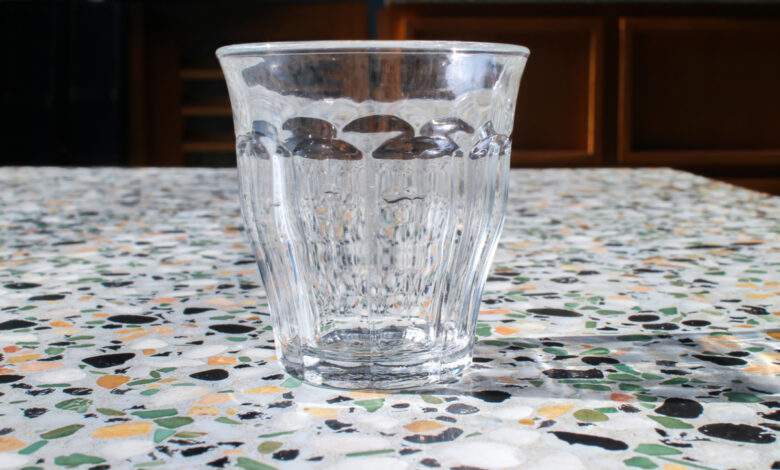 Duralex : connaissez-vous la véritable signification du chiffre au fond des verres de cantine (non ce n'est pas votre âge) ?