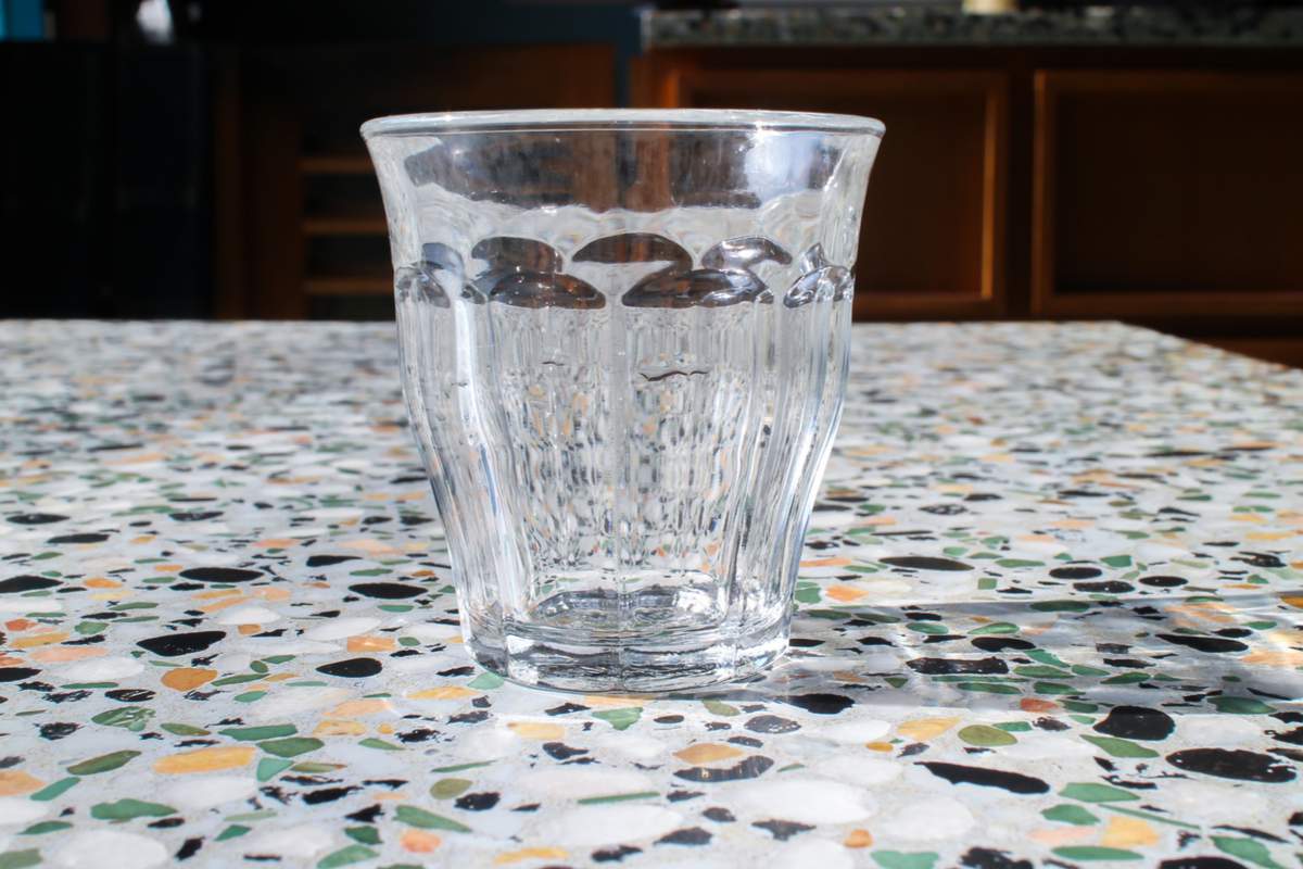 Duralex : connaissez-vous la véritable signification du chiffre au fond des verres de cantine (non ce n'est pas votre âge) ?