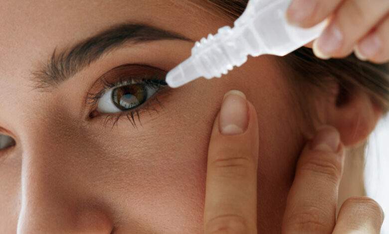 Un collyre et quelques gouttes pour que les myopes puissent tomber les lunettes